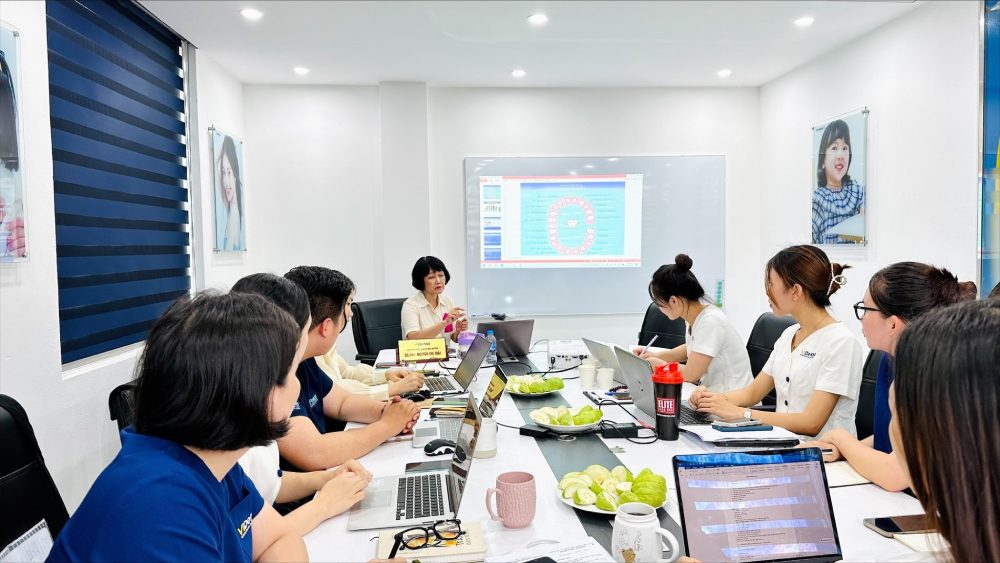 Dr Thái Nguyễn Smile đang hăng say chia sẻ kiến thức cho đội ngũ nhân viên tại Nha khoa ViDental