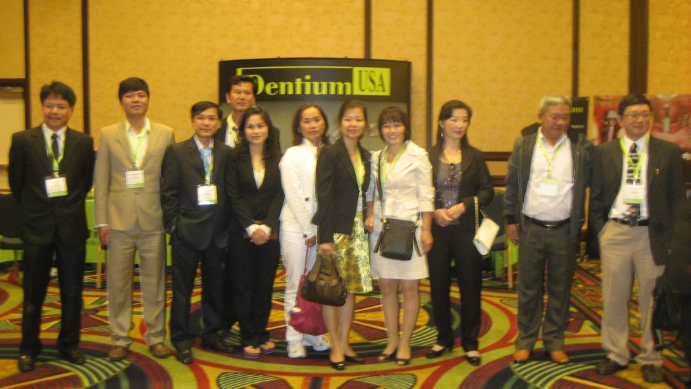 Dr Thái Nguyễn Smile và cộng sự trong chuyến tham quan Dentium USA