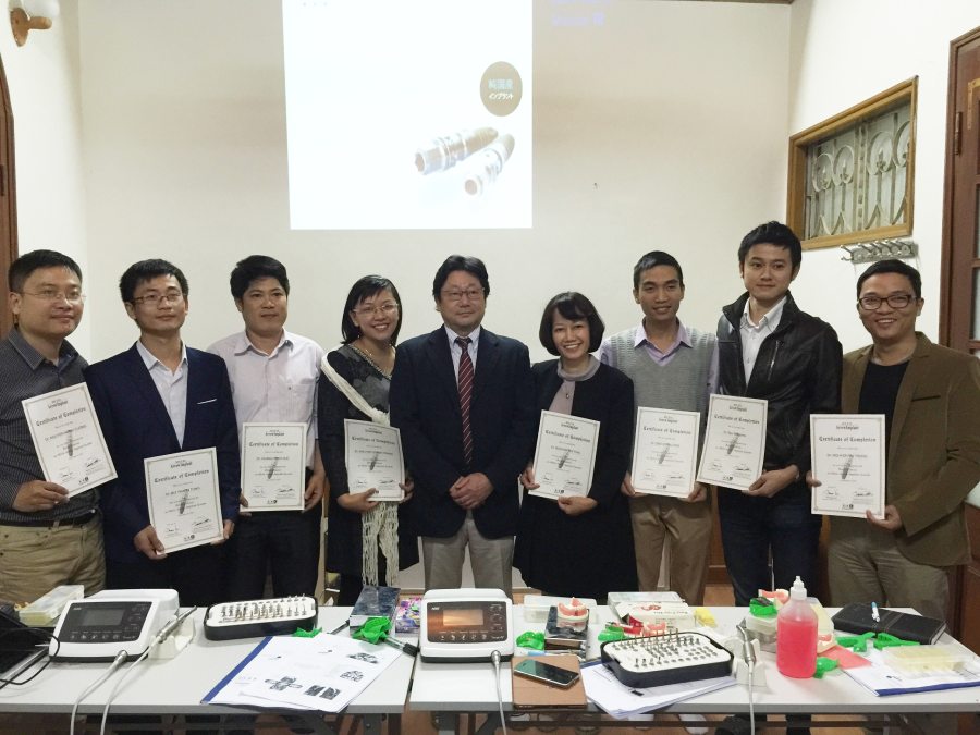 Tôi và những người đồng nghiệp hoàn thành khóa học đầu tiên của về Implant của bác Nobuto tại Việt Nam