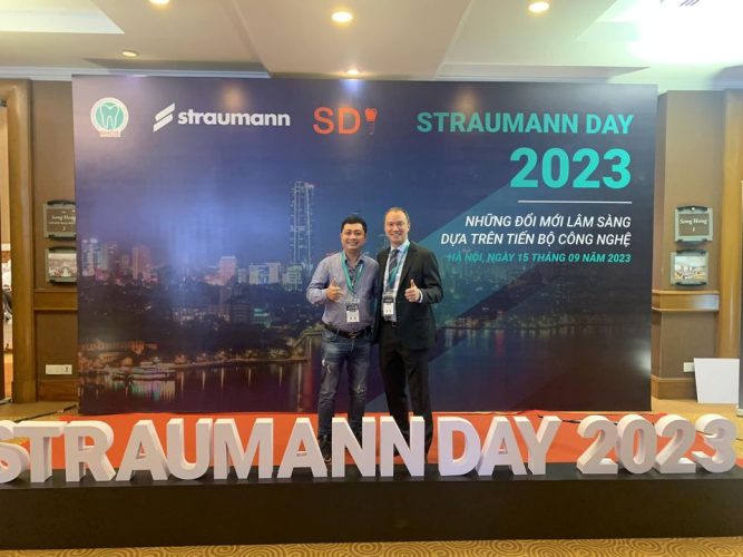 Bác sĩ Quang Anh và đồng nghiệp tại Hội thảo Straumann Day 2023