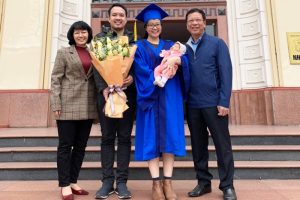 Bác sĩ Thái và con gái t rong ngày lễ tốt nghiệp BS nội trú