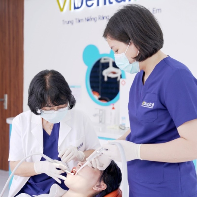 Bác sĩ tại ViDental thực hiện quy trình niềng răng cho khách hàng