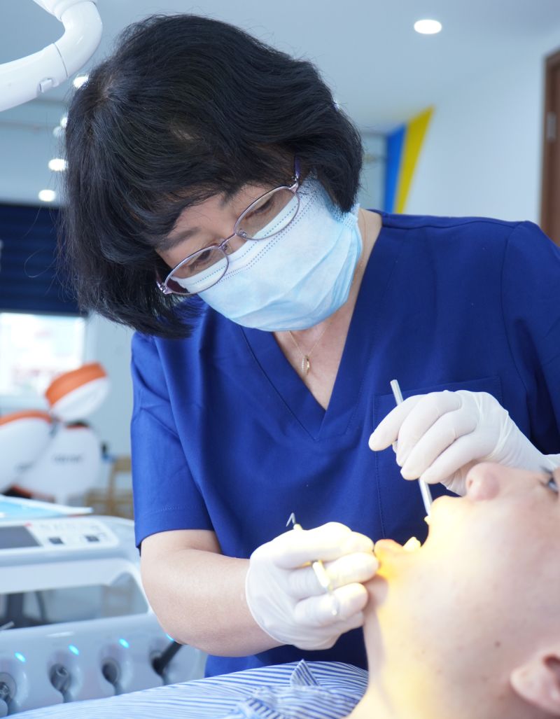 Bác sĩ Thái hướng dẫn chăm sóc răng miệng
