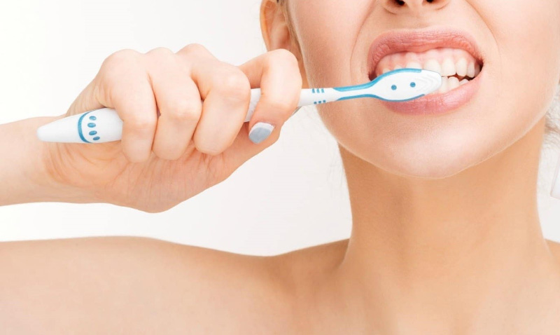 Việc vệ sinh răng miệng sau khi bọc răng sứ là điều vô cùng quan trọng