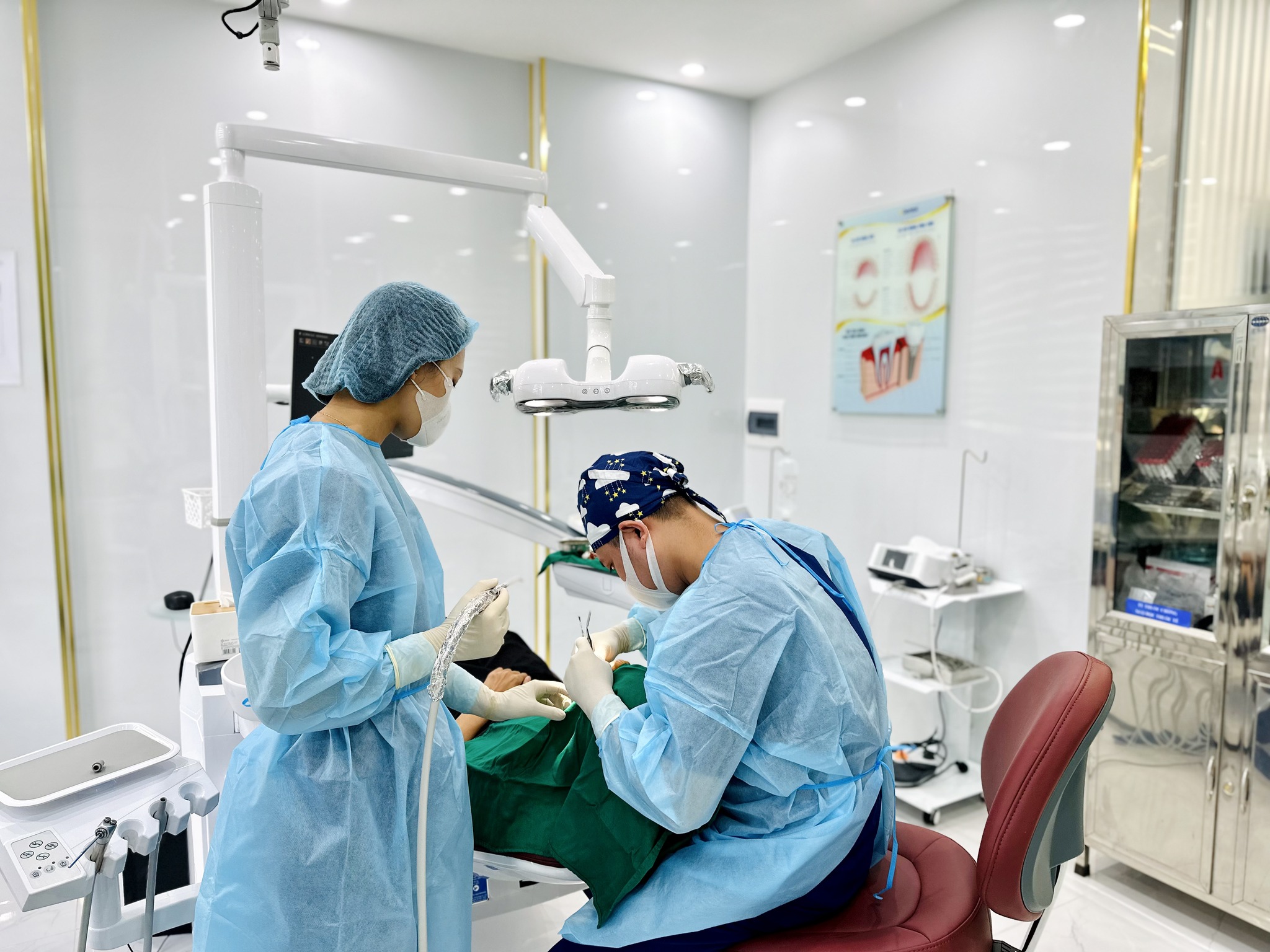 Người bệnh cần chọn bác sĩ có tay nghề cao để tránh tình trạng hôi miệng sau khi trồng Implant